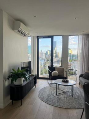 Spacious 2bed 2bath Apartment with City Views